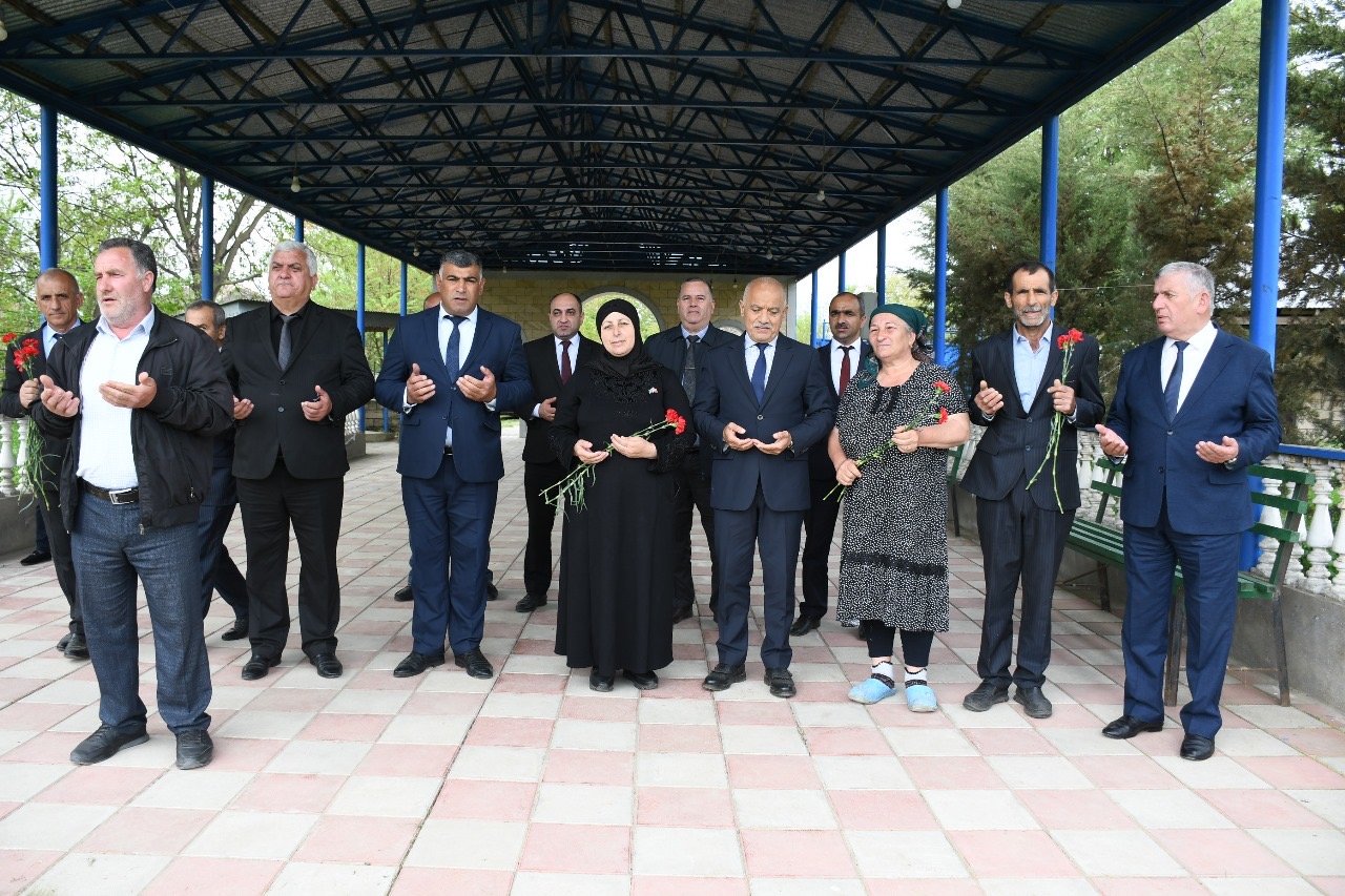 Masallının Viləş kəndində şəhid məzarları rayon rəhbəri tərəfindən ziyarət olundu