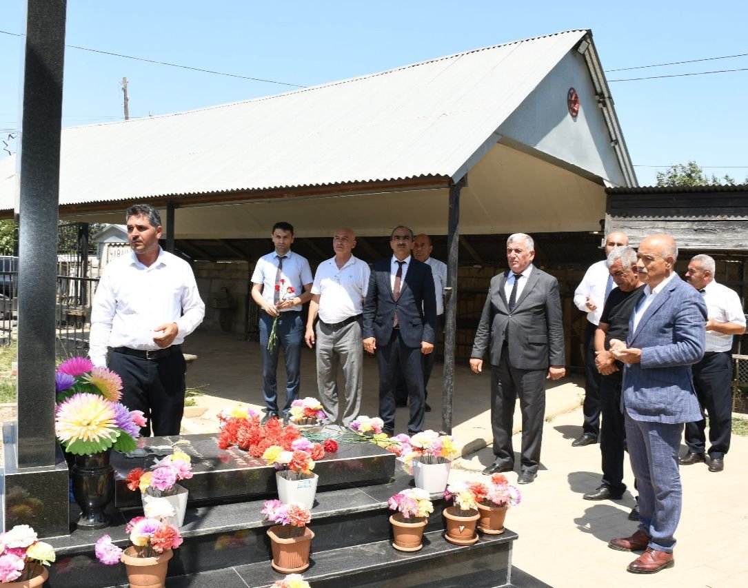 Masallı rayon İcra başçısı Şəhidin doğum gününüdə məzarını və ailəsini ziyarət etdi