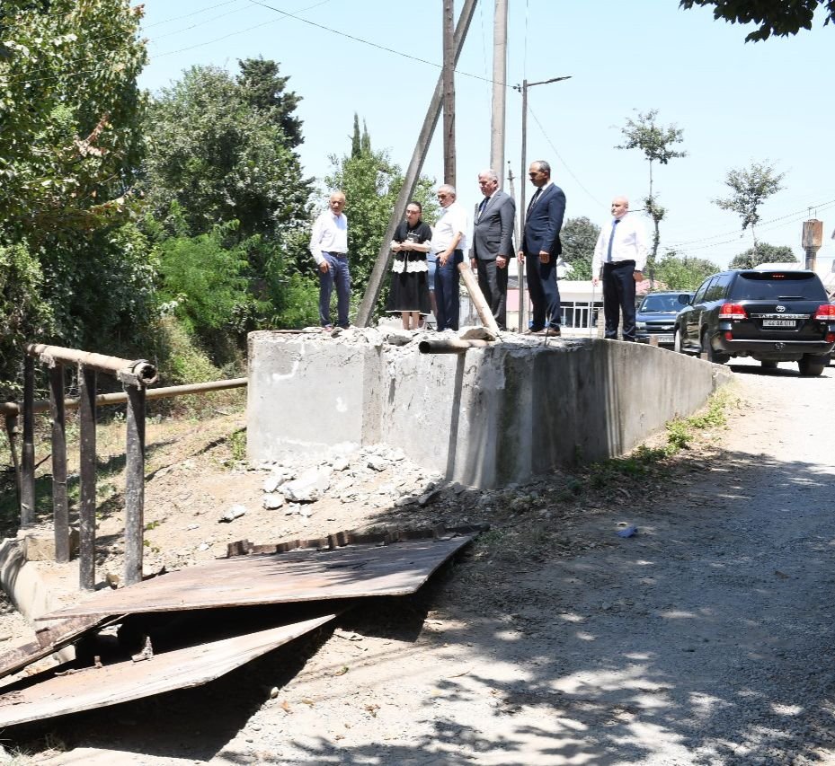 Masallı rayon İcra başçısı Çayqıraq kəndində aparılan yol təmiri işləri ilə yerində tanış olub