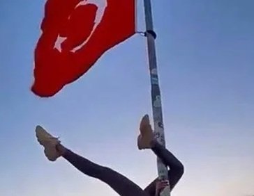 Türkiyədə bayraq dirəyində rəqs edən əcnəbi turisti həbs cəzası gözləyir