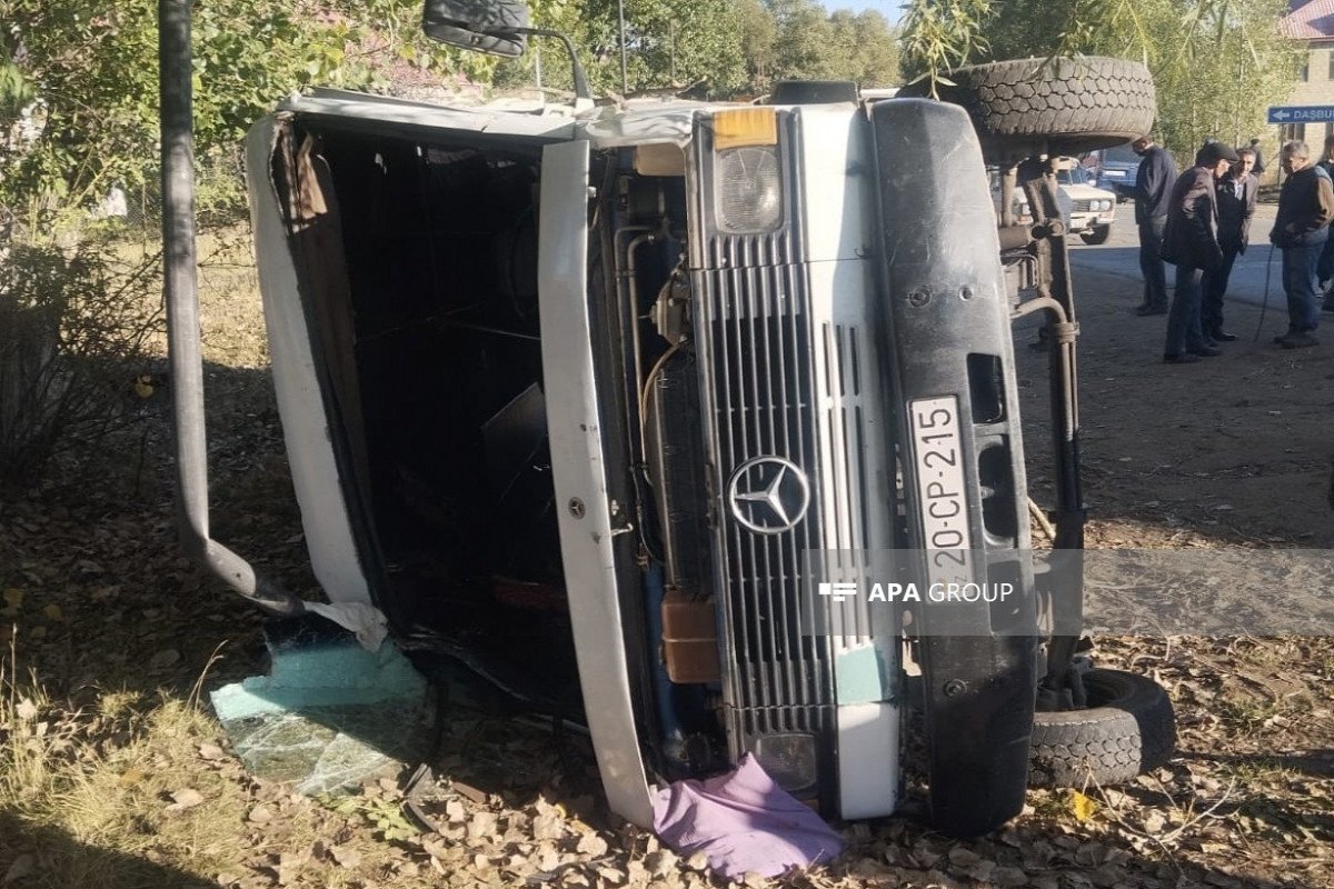 Gədəbəydə müəllimləri daşıyan mikroavtobus aşıb, 15 nəfər xəsarət alıb - FOTO - YENİLƏNİB