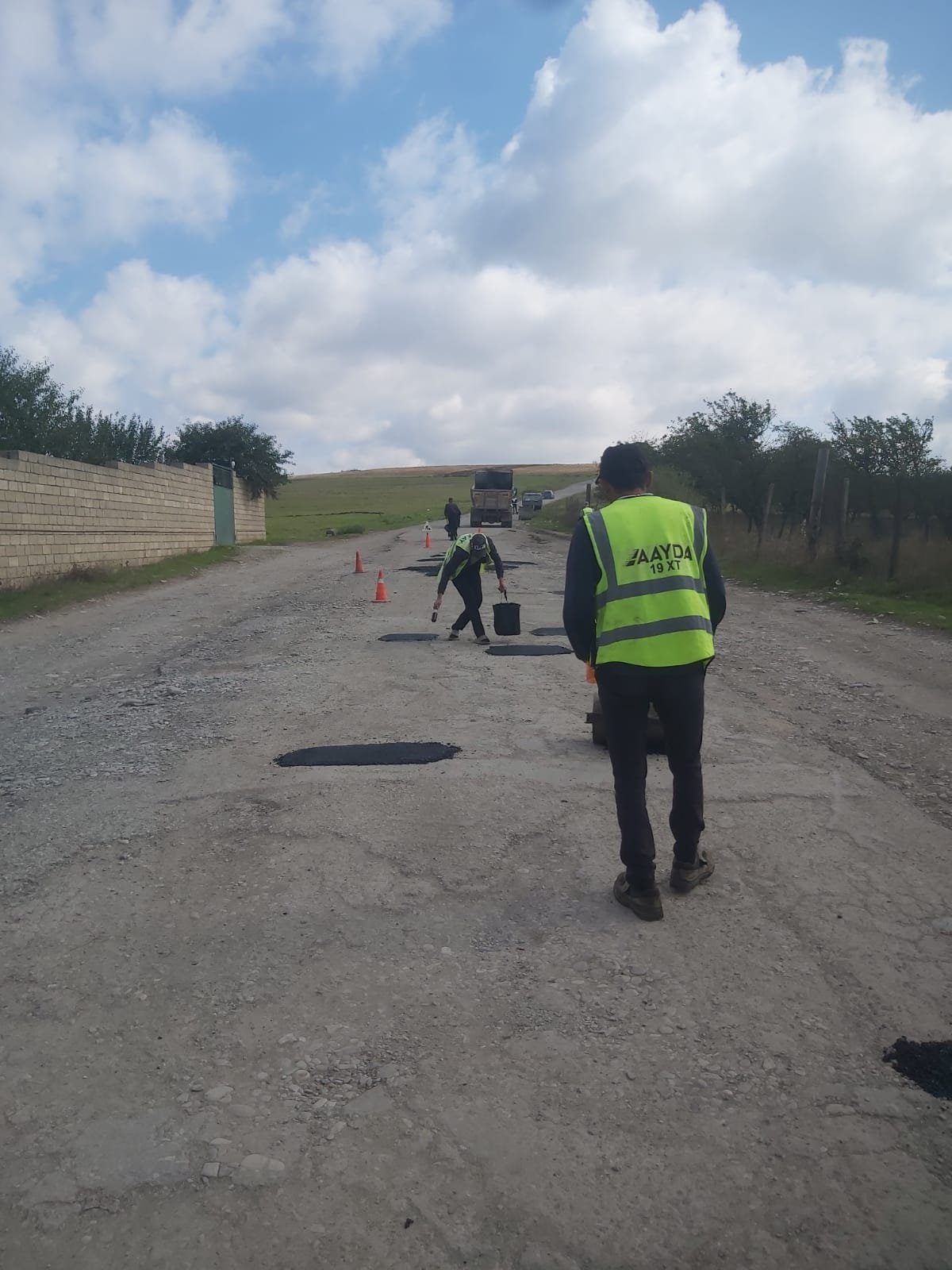 “19 nömrəli Xüsusi Təyinatlı Yol İstismarı” MMC Şamaxı–Mədrəsə yolunda təmir işləri aparır