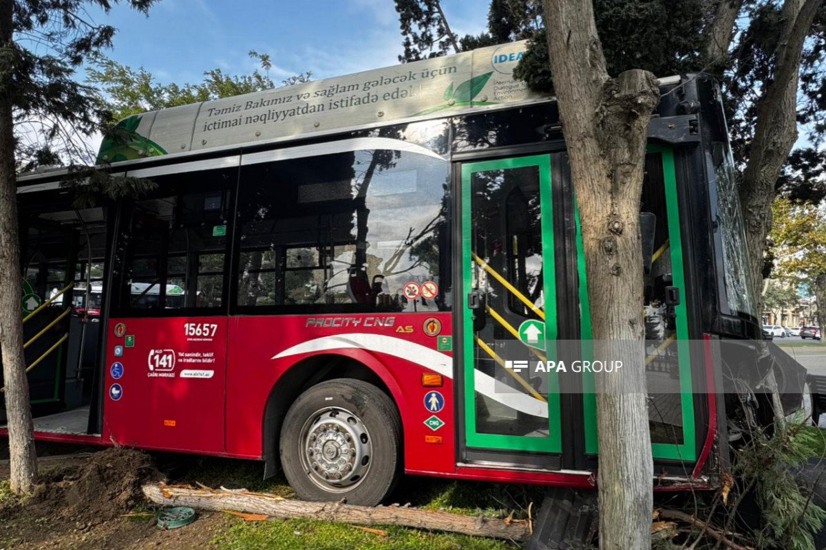 Bakıda sərnişin avtobusu qəza törədib - FOTO