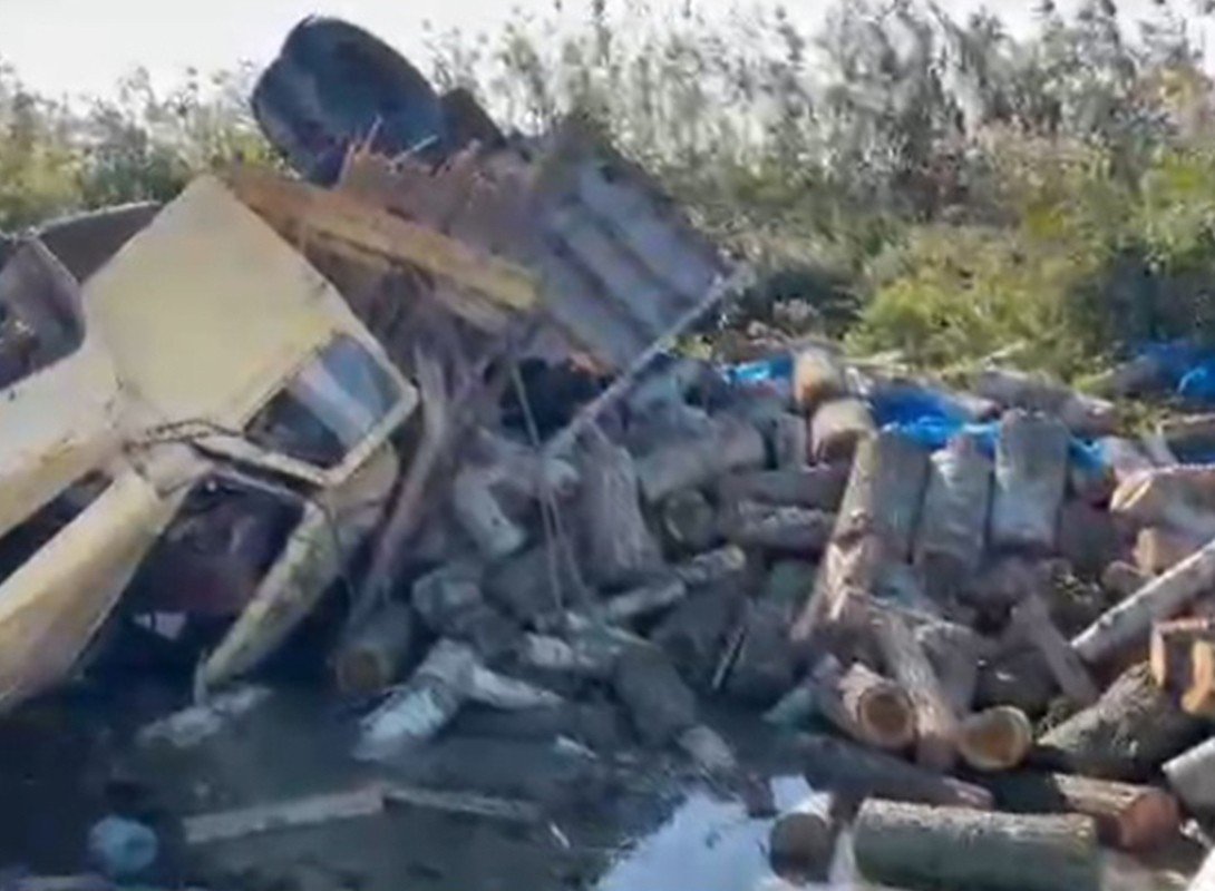 Odunla dolu yük maşını aşdı - Xəsarət alanlar var