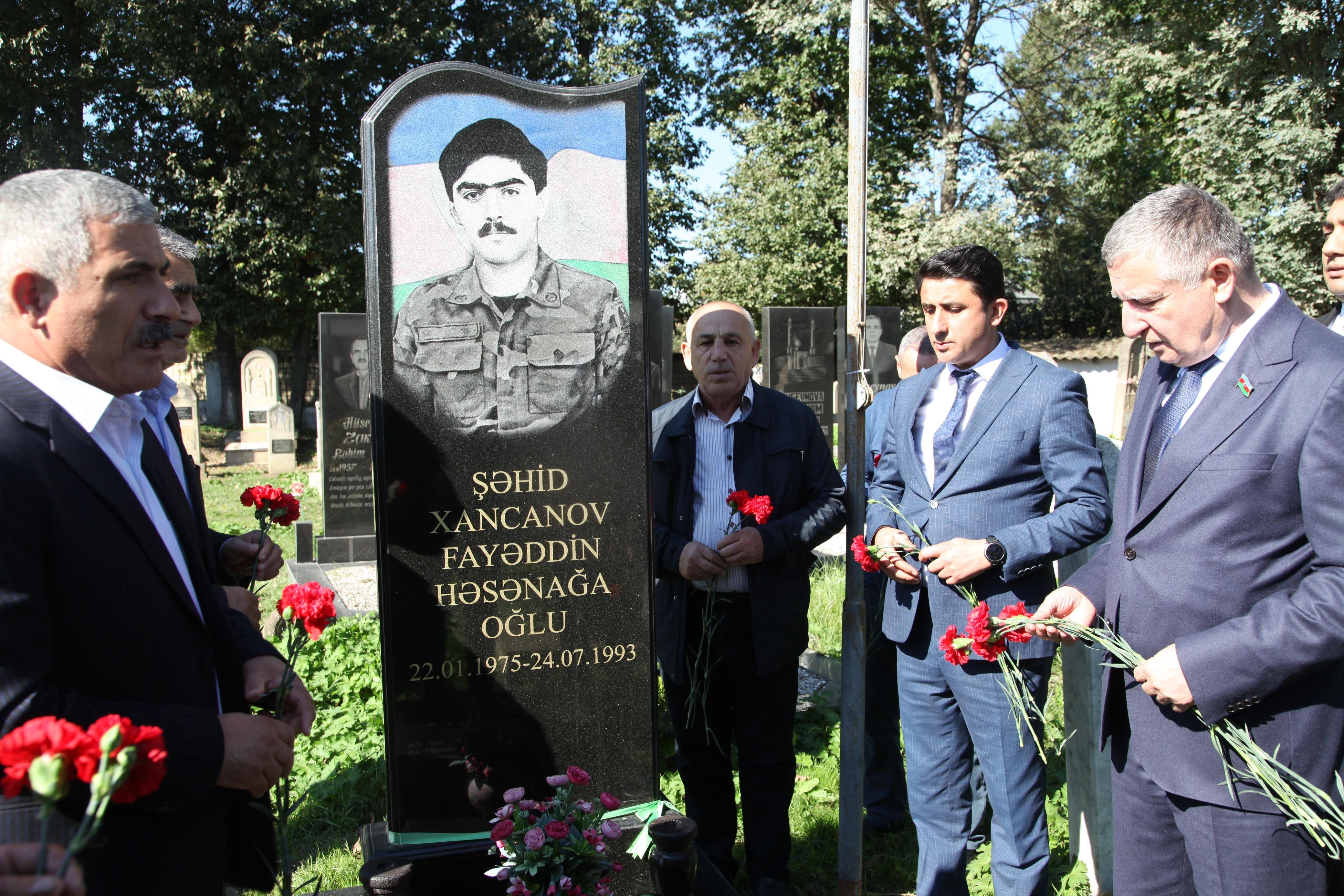 Deputat Məşhur Məmmədov Musaküçə kəndində şəhid məzarlarını ziyarət edib