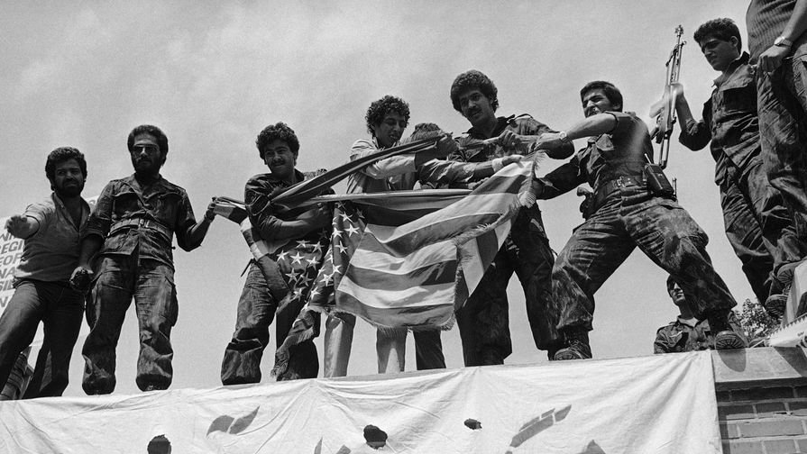 Tehranda Zelenskinin şəkli olan anti-Amerika banneri peyda olub