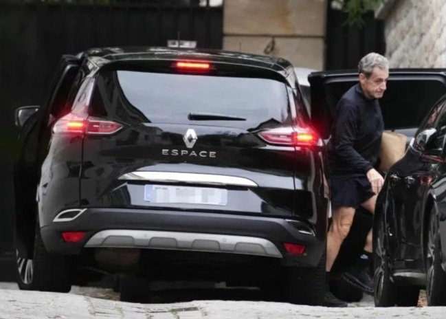 Məhbusun gündəliyi. Nikola Sarkozi həbsxanada 20 gün keçirdiyi haqqında kitab yazıb