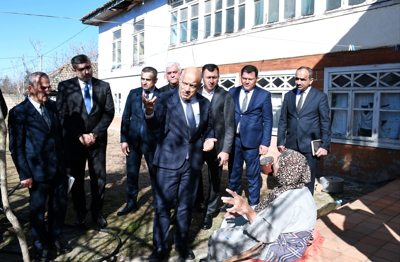 Rayon rəhbəri tənha yaşayan qadını evində ziyarət edərək sosial vəziyyəti ilə tanış oldu