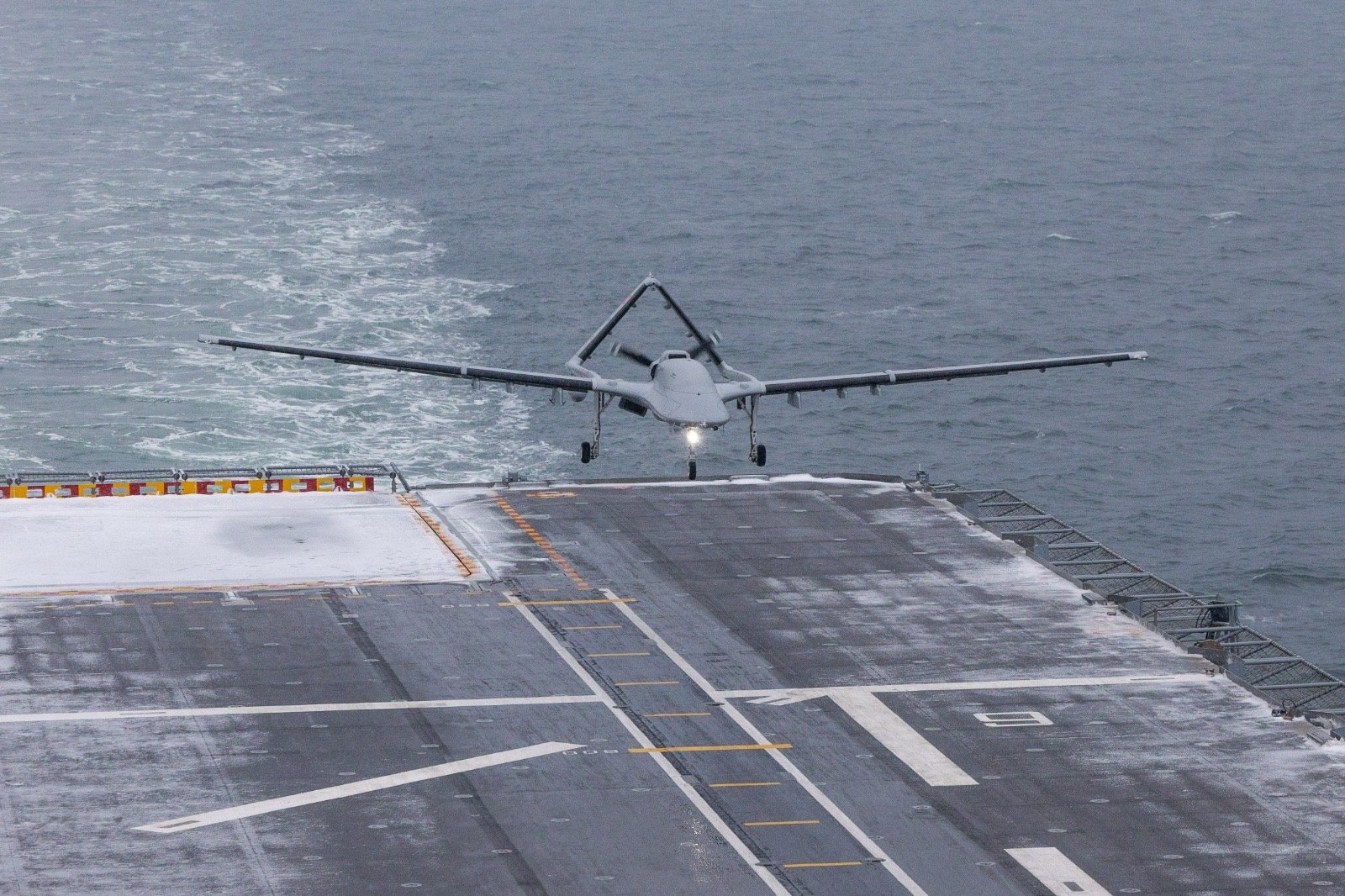 TB3 Baltik dənizinin çətin hava şəraitində imkansızı bacardı