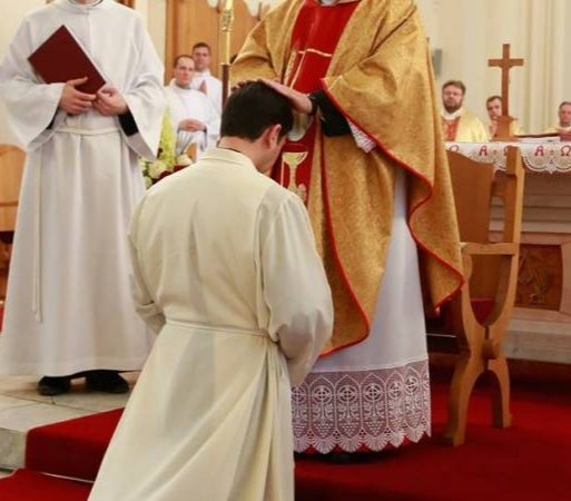 Katolik keşiş qadınlara qarşı romantik hisslərini etiraf edib