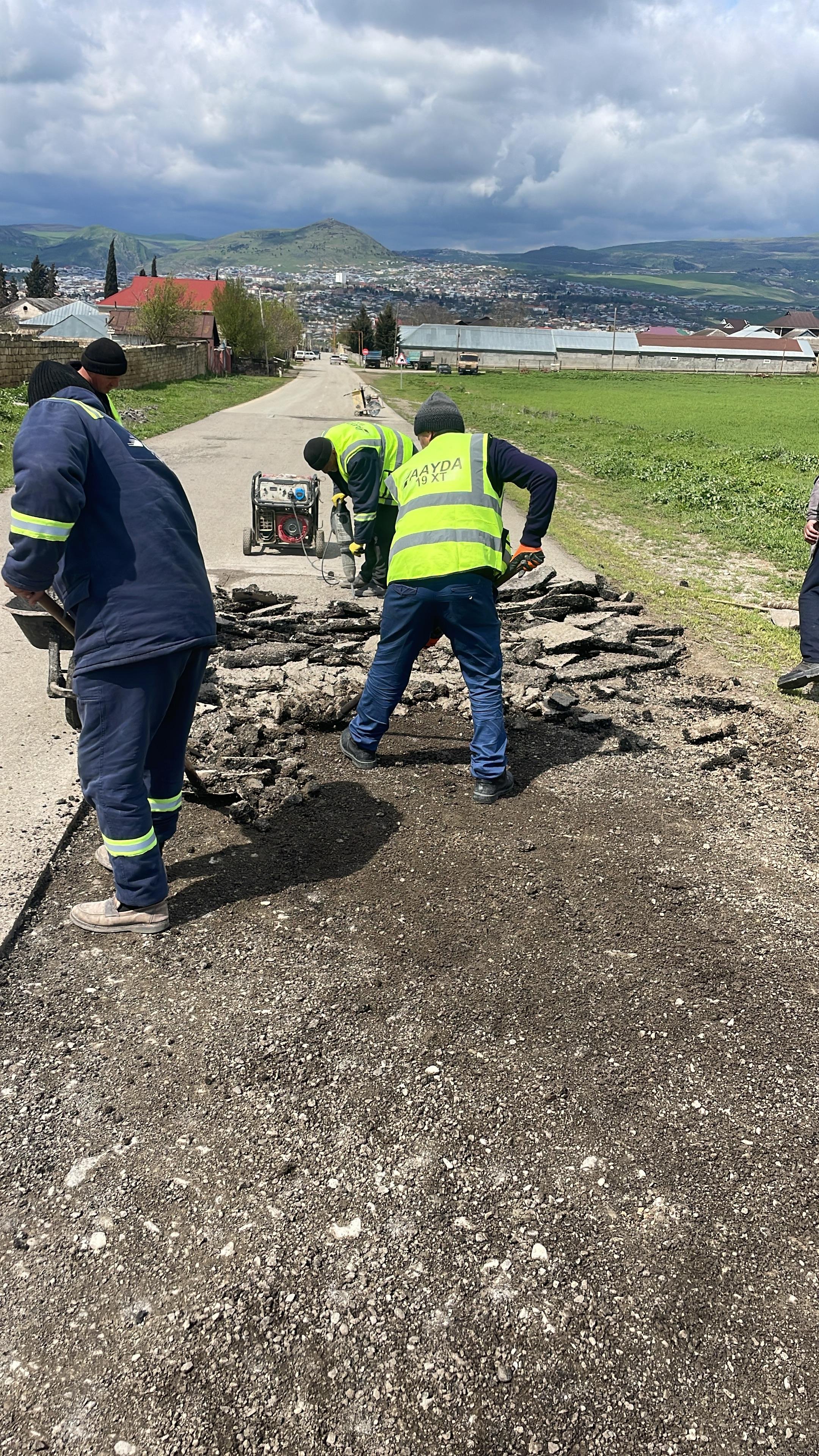 19 saylı Xüsusi Təyinatlı Yol İstismarı İdarəsi Şamaxı–Kələxana avtomobil yolunda işləri davam etdirir