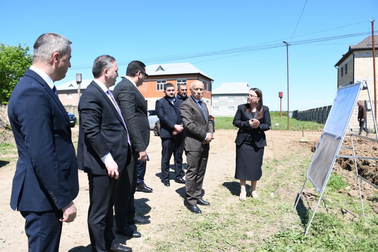 Rayon rəhbərliyi Masallının Çayqıraq kəndində yeni salınacaq parka baxış keçirdi
