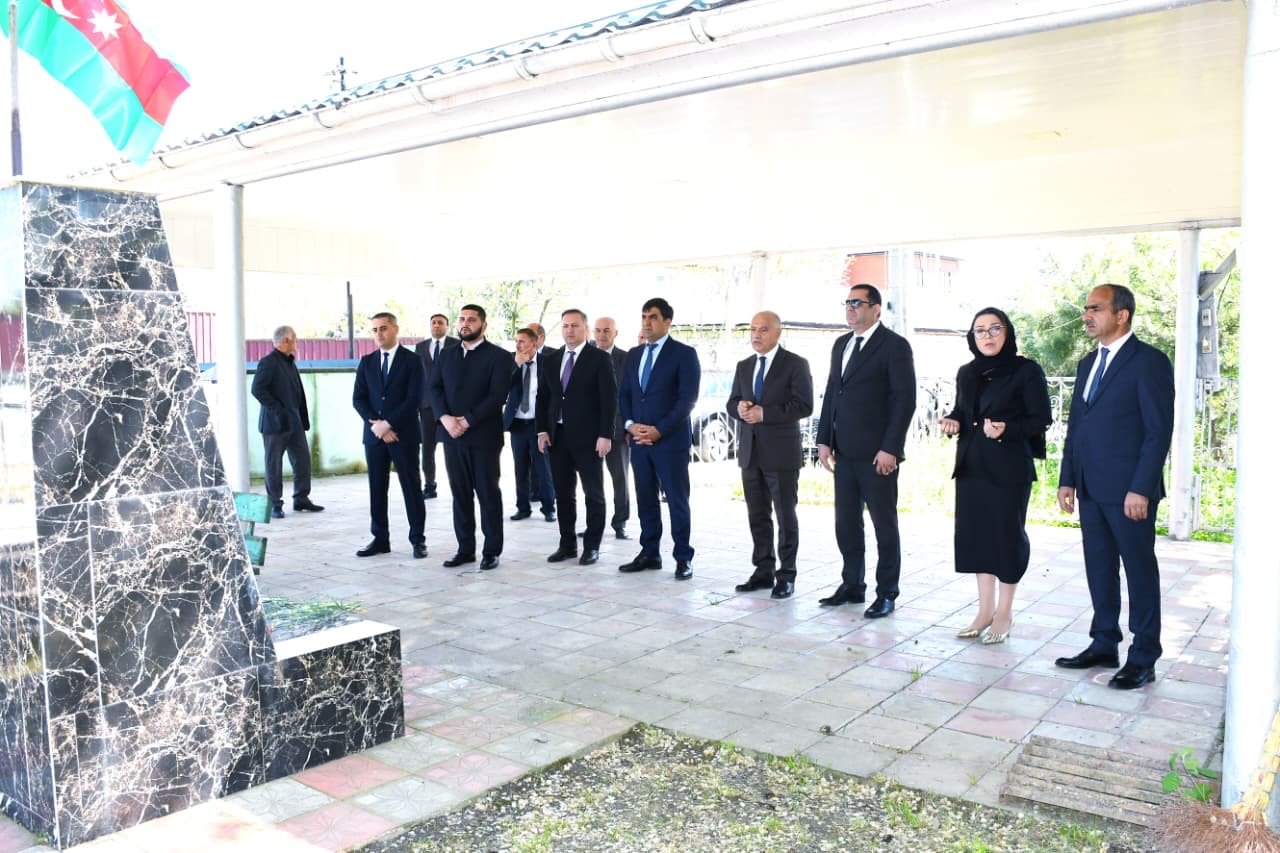 İcra Hakimiyyətinin başçısı şəhid məzarlarını ziyarət etdi