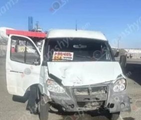 Ermənistanda minik avtomobili mikroavtobusla toqquşub: xəsarət alanlar var