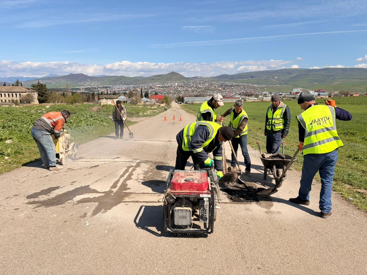 19 saylı Xüsusi Təyinatlı Yol İstismarı İdarəsi Şamaxı–Kələxana yolunda cari təmir işləri aparır