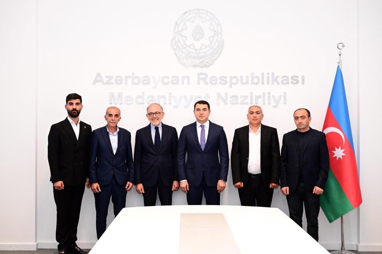 Mədəniyyət naziri Gəncə teatrının öz həmkarlarını xilas edən əməkdaşları ilə görüşüb.