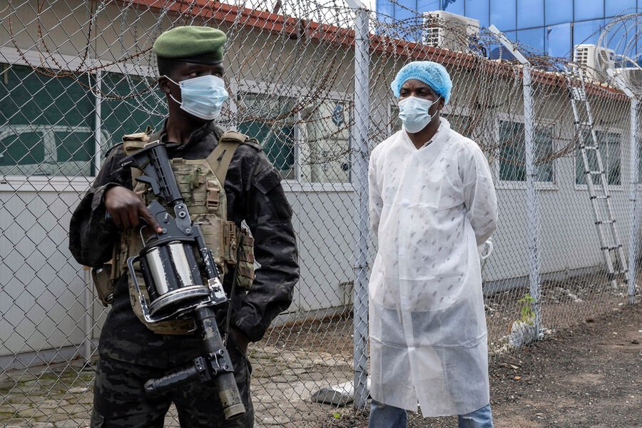 Konqoda Ebola təhlükəsi artır: 11 xəstə təcrid mərkəzindən qaçdı, sakinlər yoluxanın cəsədini ələ keçirdi