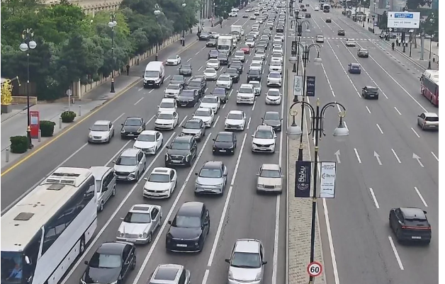 Bakıda nəqliyyatın sıxlığı müşahidə olunan yollar açıqlanıb