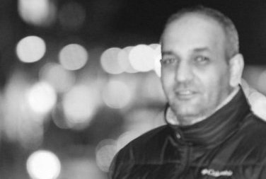 Dün Küfredenlerin Bugün Kucaklaştığı Zamanlar Dün birbirine ağır sözler söyleyenlerin bugün kucaklaştığı bir çağda yaşıyoruz