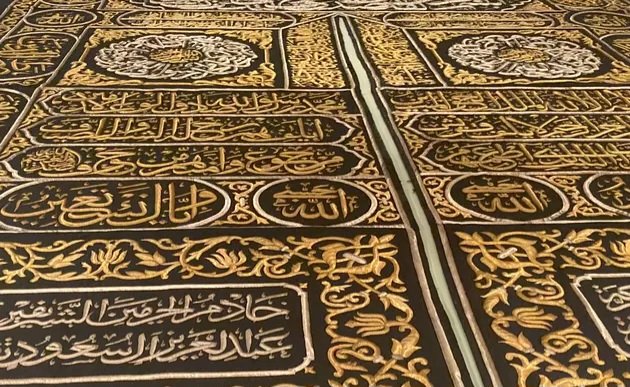 Məkkədə yeni hicri ilin ilk günü Kəbənin örtüyü – Kisvə yenisi ilə əvəz olundu