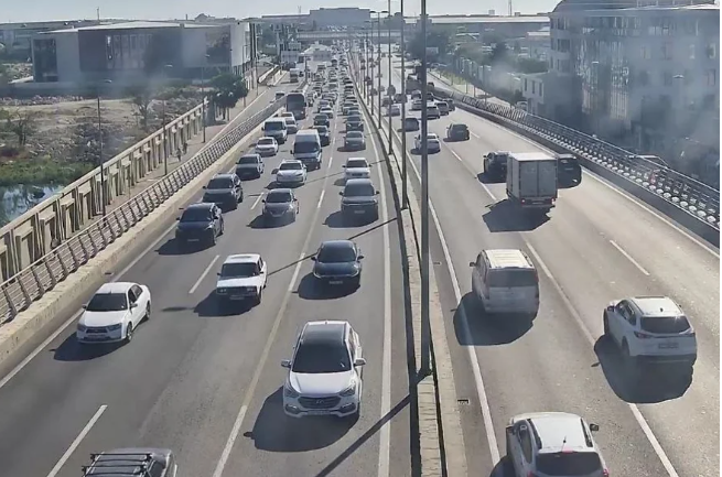 Bakının bir sıra yollarında nəqliyyatın sıxlığı müşahidə olunur