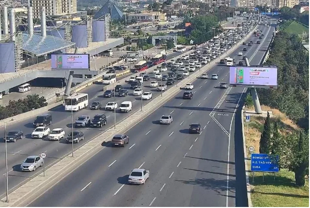 Bakının bir sıra yollarında nəqliyyatın sıxlığı yaranıb