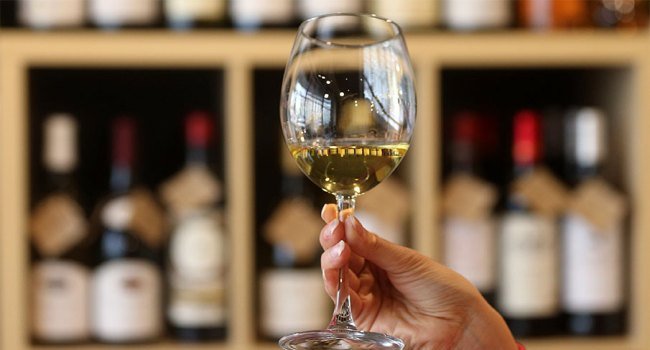 ABŞ-da orta yaşlı qadınlar alkoqoldan daha çox sui-istifadə edir, lakin risklər barədə daha az məlumatlıdırlar