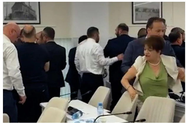 İrəvanda Ağsaqqallar Şurasının iclası zamanı kütləvi dava baş verib