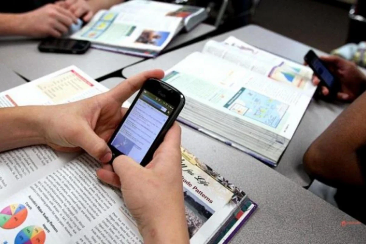MÜTDA: Şagirdlərin dərs və məşğələdə mobil telefondan istifadəsi qadağan edilir