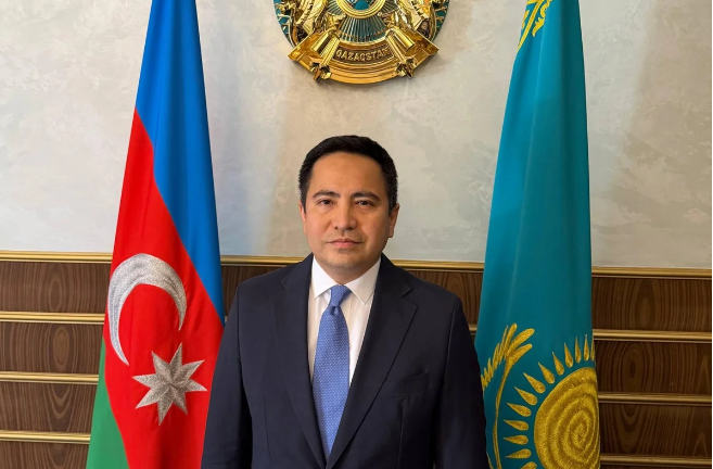 Qazaxıstanın Azərbaycandakı səfirinə yeni diplomatik rütbə verilib