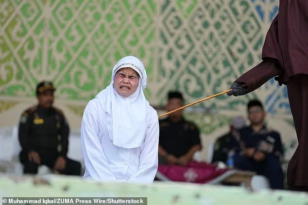 İndoneziyada TikTok yayımındakı öpüşə görə qadına ictimai şəkildə şallaq cəzası verilib