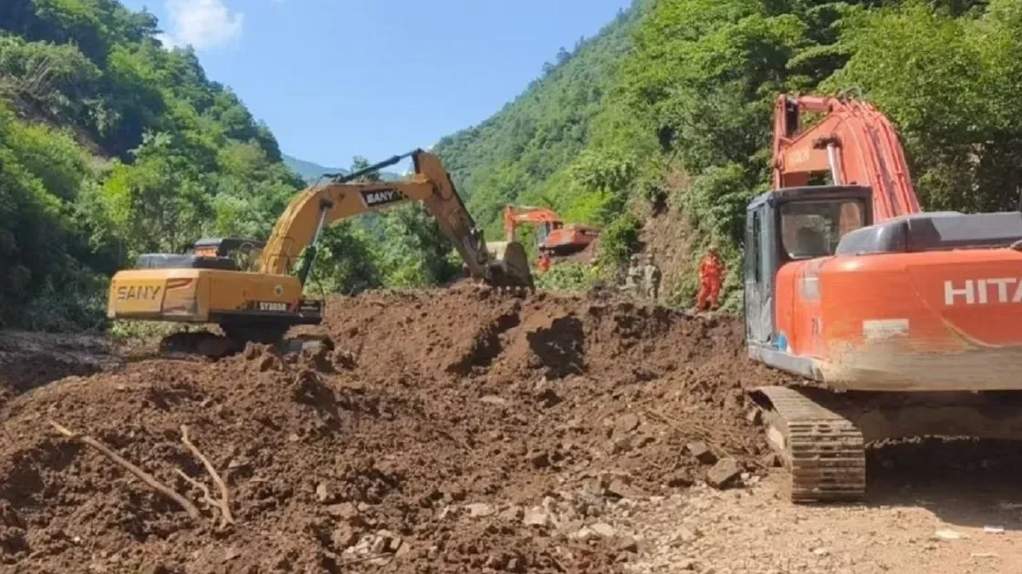 Çində torpaq sürüşməsi: 16 nəfər dağıntılar altında qalıb