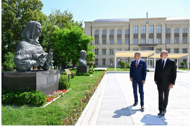 İlham Əliyev və Peter Pelleqrini Şuşada Azərbaycanın tanınmış şəxsiyyətlərinin işğal dövründə güllələnmiş büstlərinə baxıblar