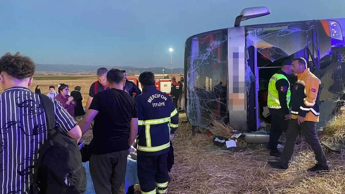 Türkiyədə ikimərtəbəli avtobus qəzaya uğradı: 46 nəfər xəsarət aldı