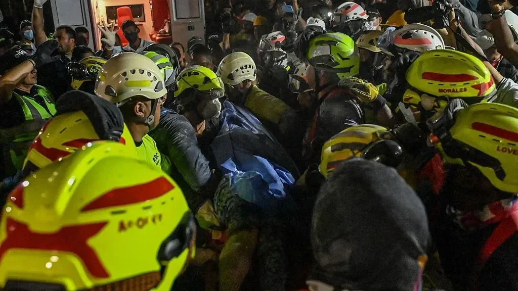 Kolumbiyada zəlzələdən 36 saat sonra qadın dağıntılar altından sağ çıxarıldı