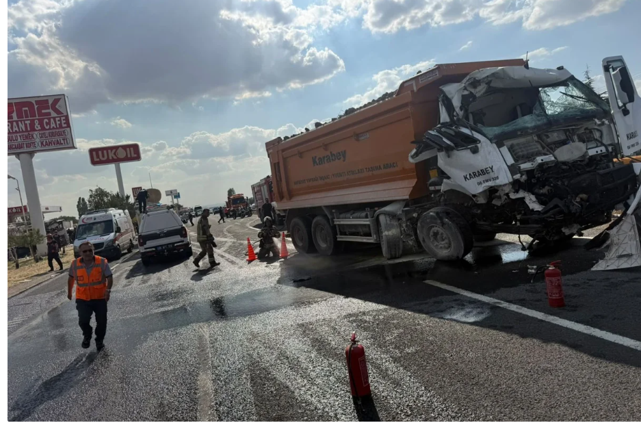 Ankarada mikroavtobus ilə yük maşını toqquşub, ölən və yaralananlar var