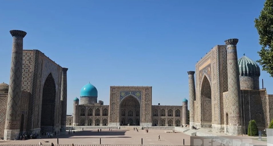 Azərbaycan jurnalistləri Səmərqənddə Registan meydanını ziyarət ediblər