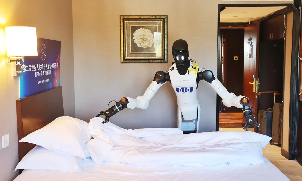 Çində humanoid robotlar otel, kitabxana və evlərdə sınaqdan keçirilir