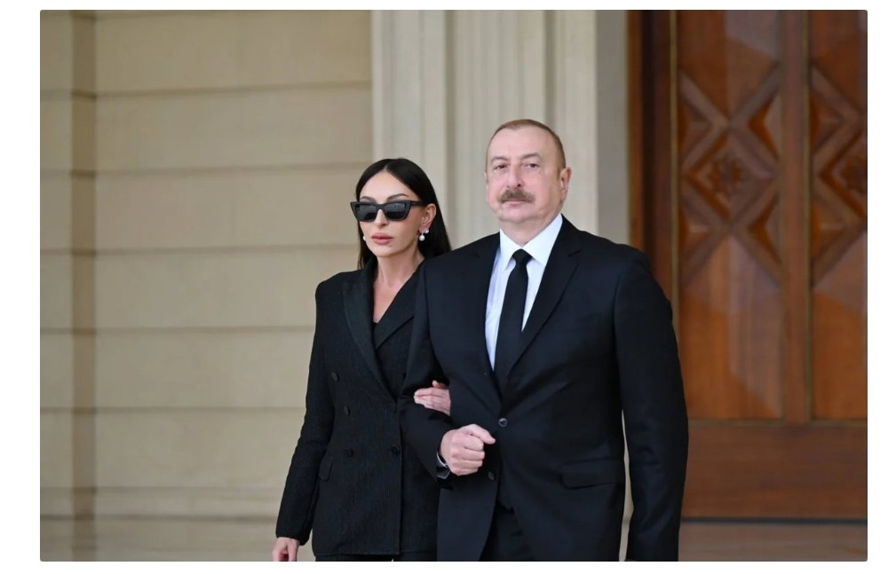 Prezidenti və birinci xanım Daşkənddə Ümummilli Liderin barelyefi önünə gül dəstələri qoyublar