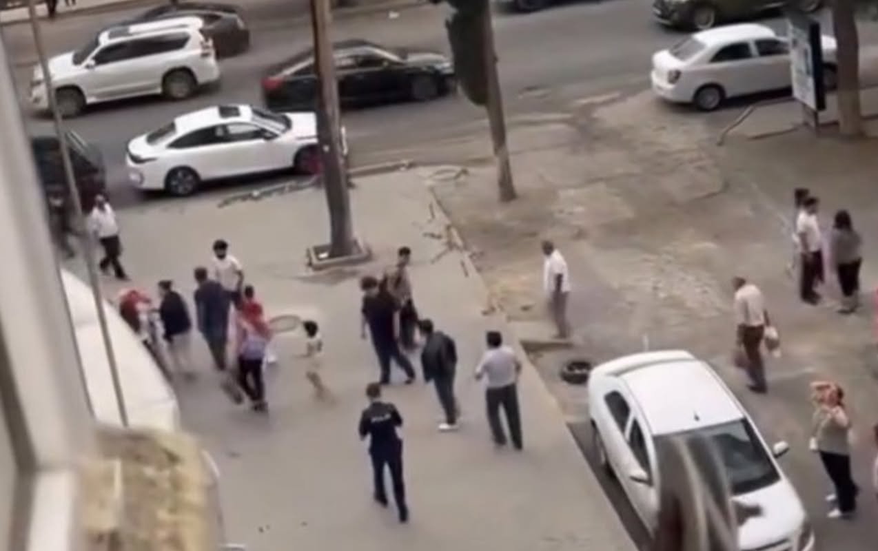 Xırdalanda qadın üzərinə düşən şüşədən xəsarət alıb