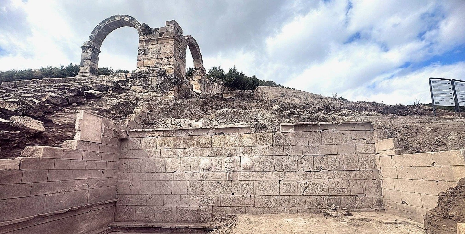 Türkiyədə yeni arxeoloji kəşflər: qədim heykəllər və tarixi abidələr üzə çıxarılıb - ÖZƏL