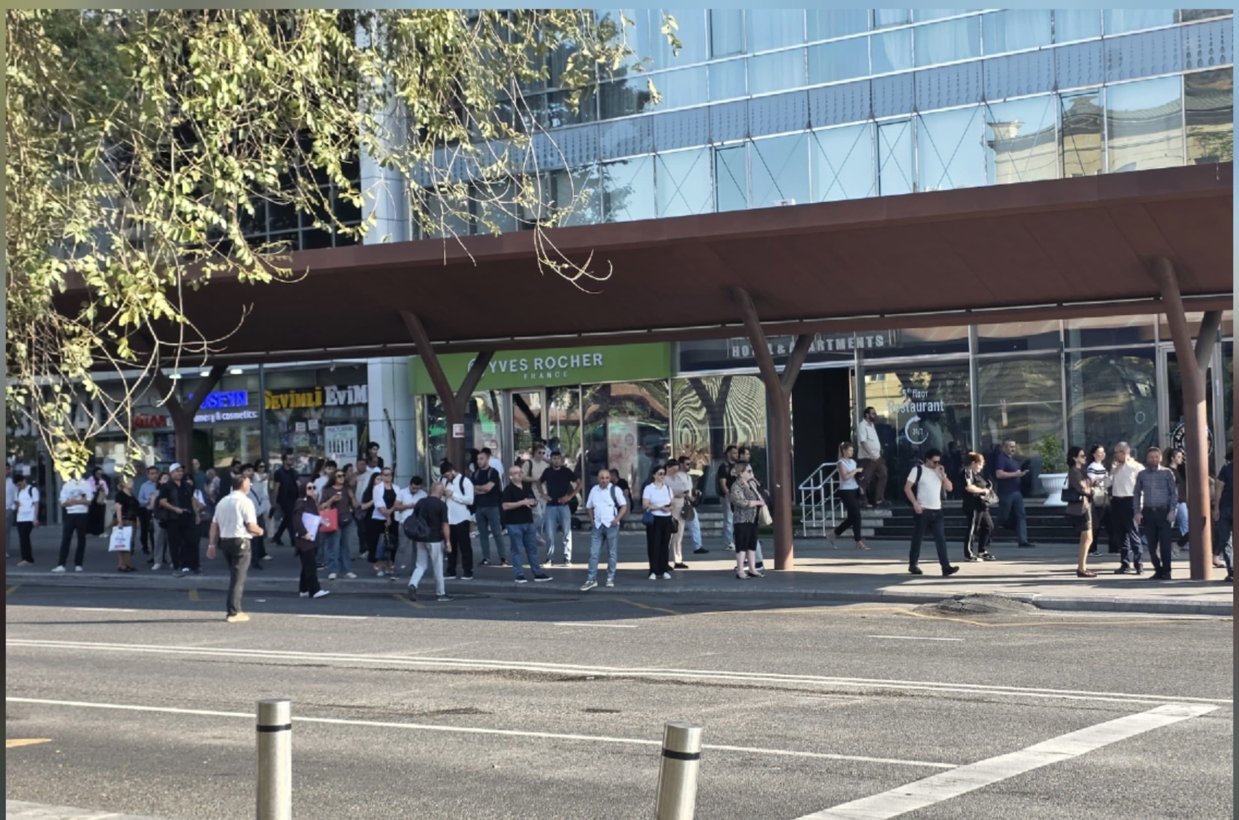 28 May ərazisində 1 və 2 saylı marşrutlarla bağlı problem: sərnişinlər uzun müddət gözləyir