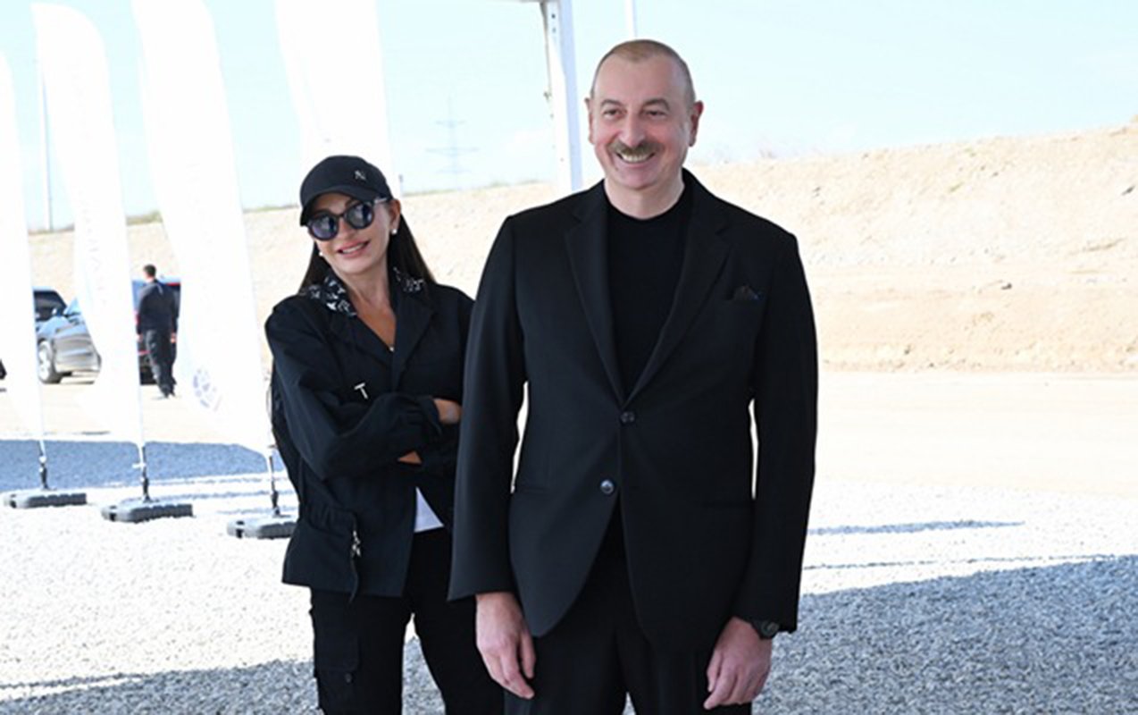 İlham Əliyev və Mehriban Əliyeva Şamaxıda Heydər Əliyevin abidəsini ziyarət ediblər