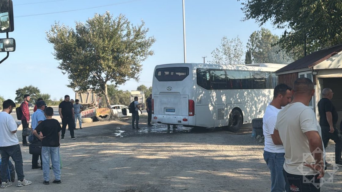 Bakıya gələn avtobusun təkəri yandı - Sərnişinlər yolda qaldı