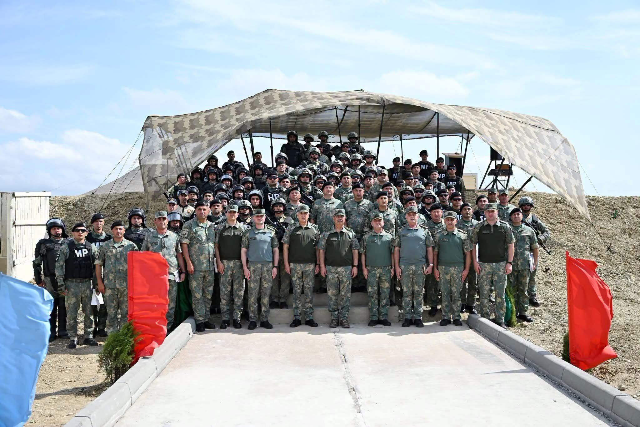 Hərbi qulluqçular təltif edilib