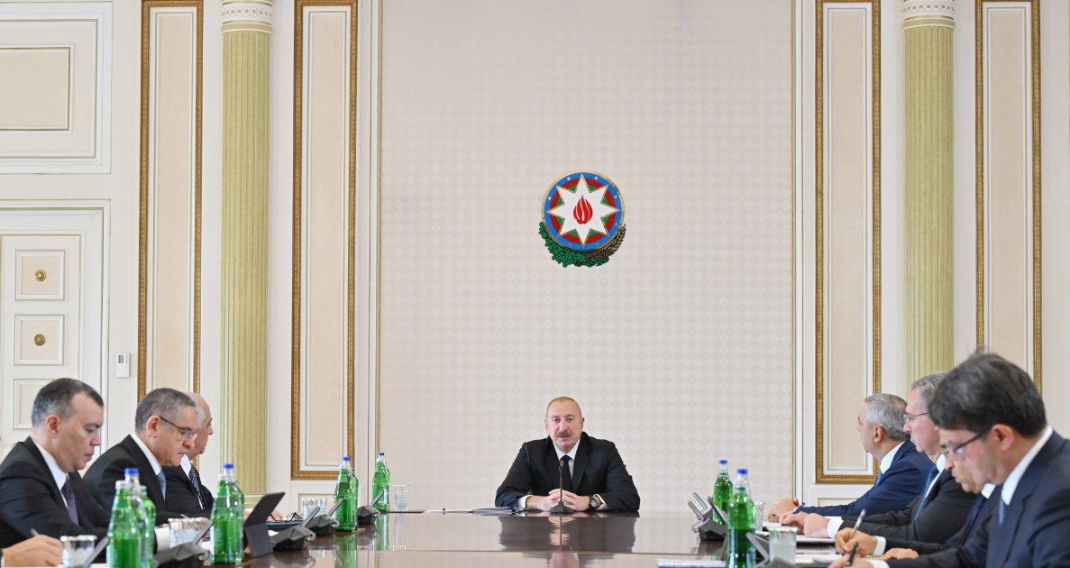 İlham Əliyev müşavirə keçirdi