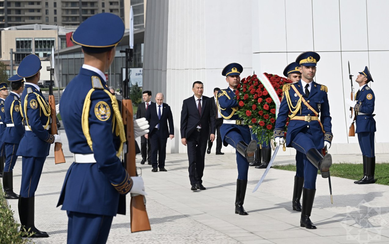 Tacikistan Baş naziri Zəfər parkında
