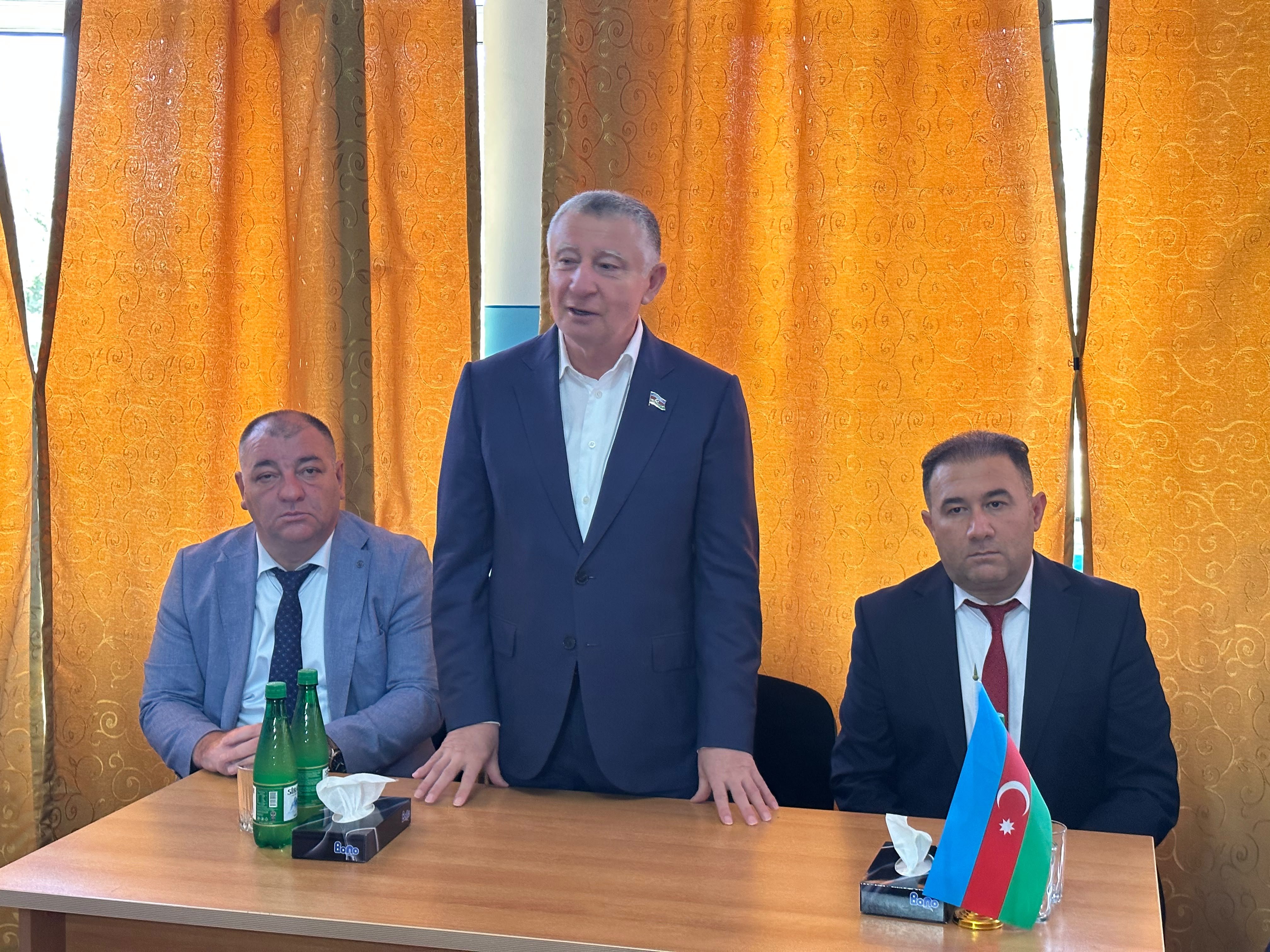 Millət vəkili Məşhur Məmmədov Masallıda məktəbdə olub, şagirdlərlə görüşüb