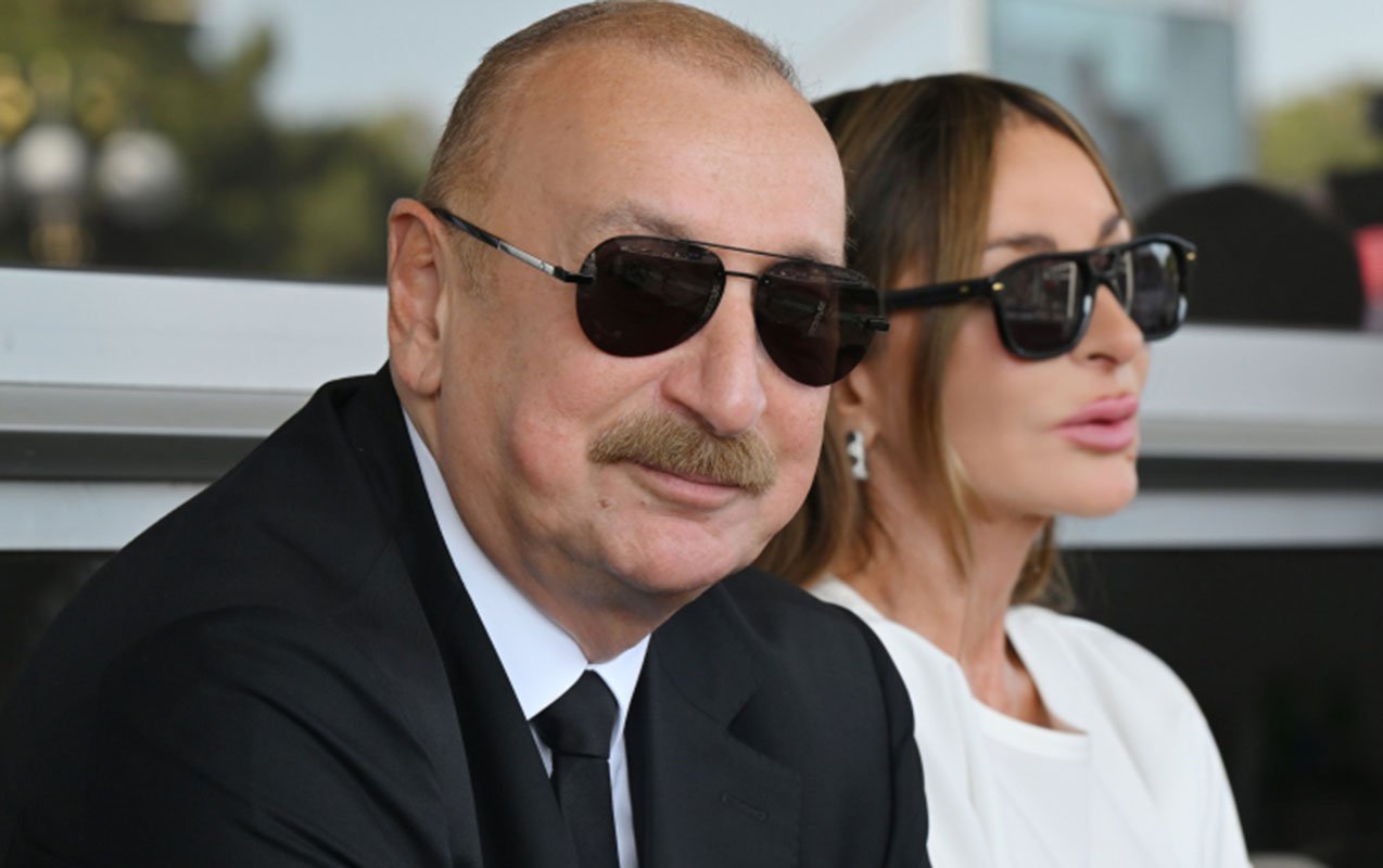 İlham Əliyev və Mehriban Əliyeva sərgilərə baxıblar