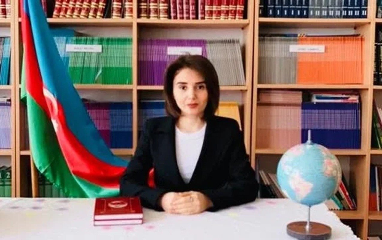 20 illik müəllimlikdən sonra işdən getdi